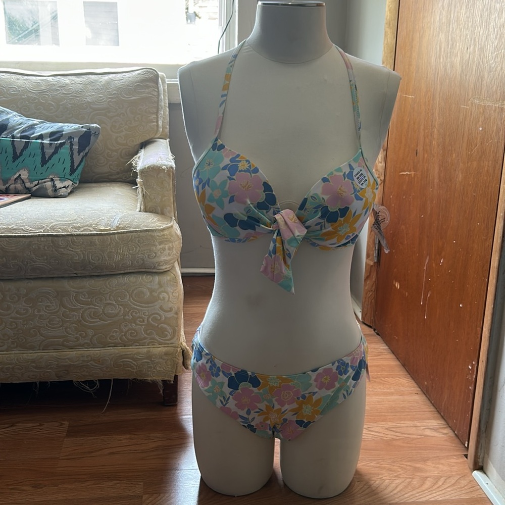 Two piece swimming suit top M size & bottom Large. Adjust on back & shoulder - Picture 8 of 8